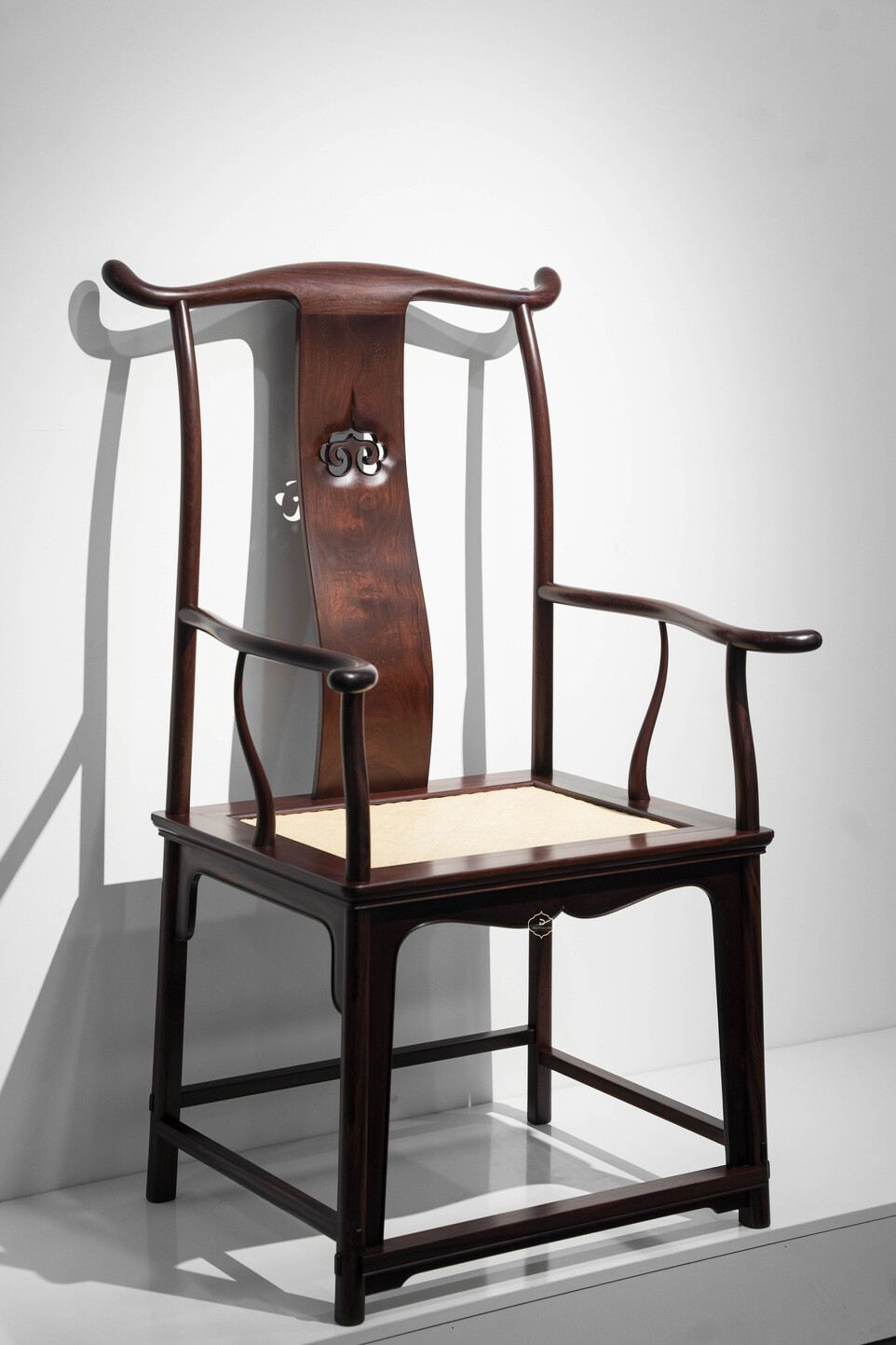 Ghế Chủ gỗ Cẩm mặt mây