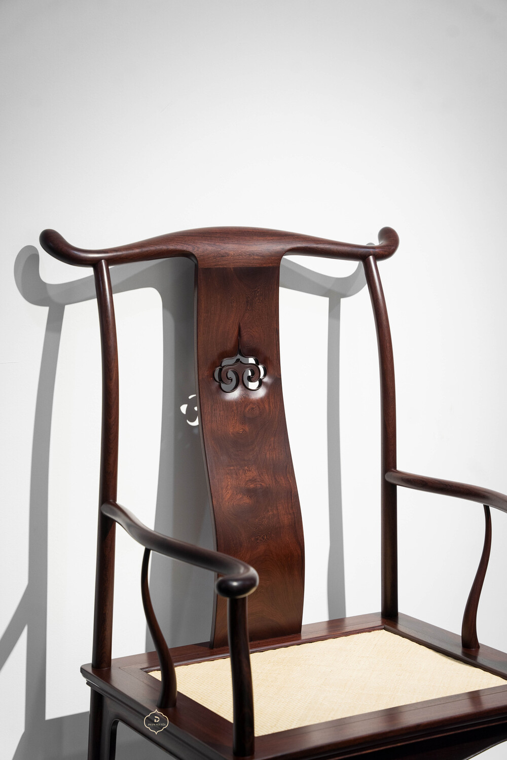 Ghế Chủ gỗ Cẩm mặt mây