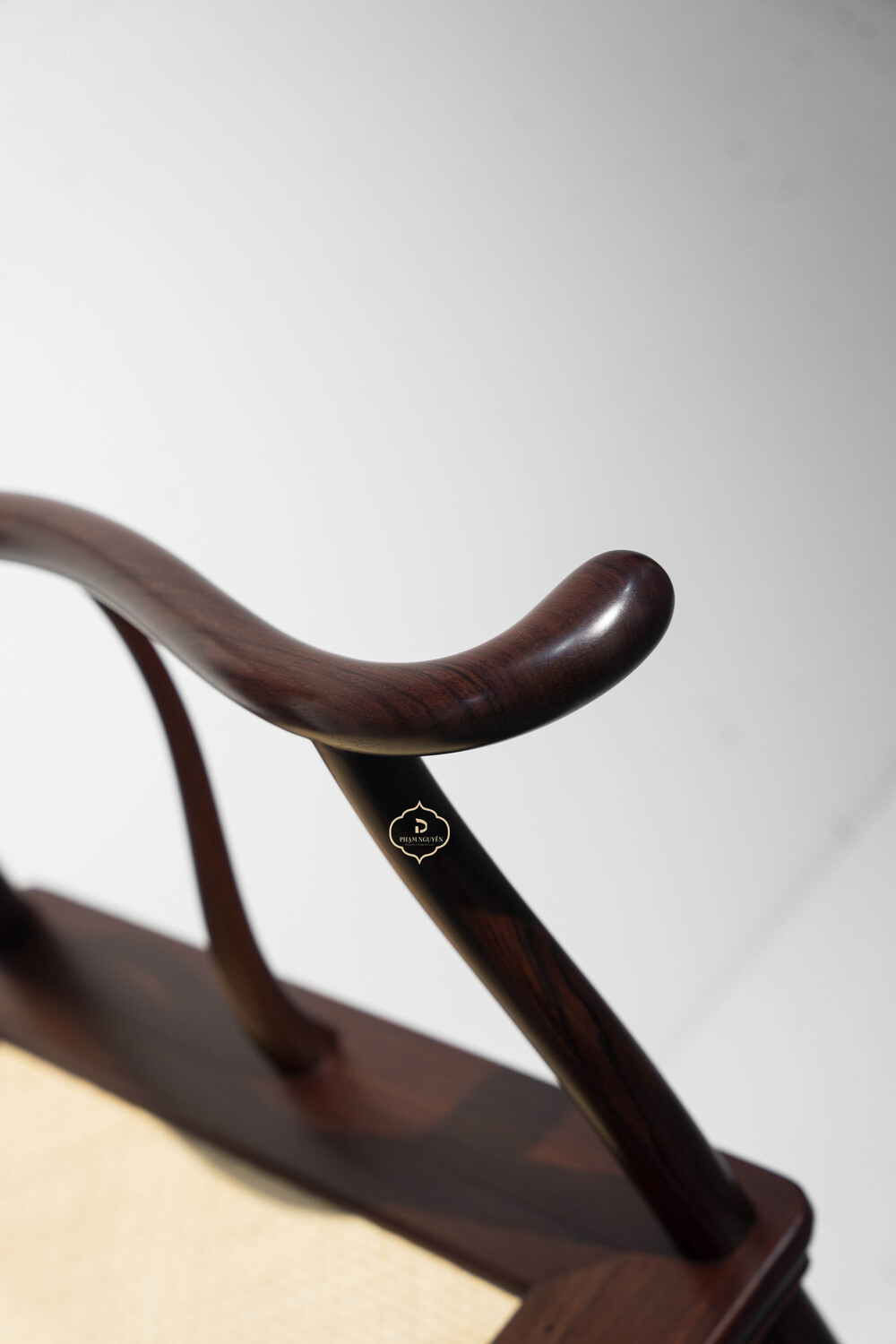 Ghế Chủ gỗ Cẩm mặt mây