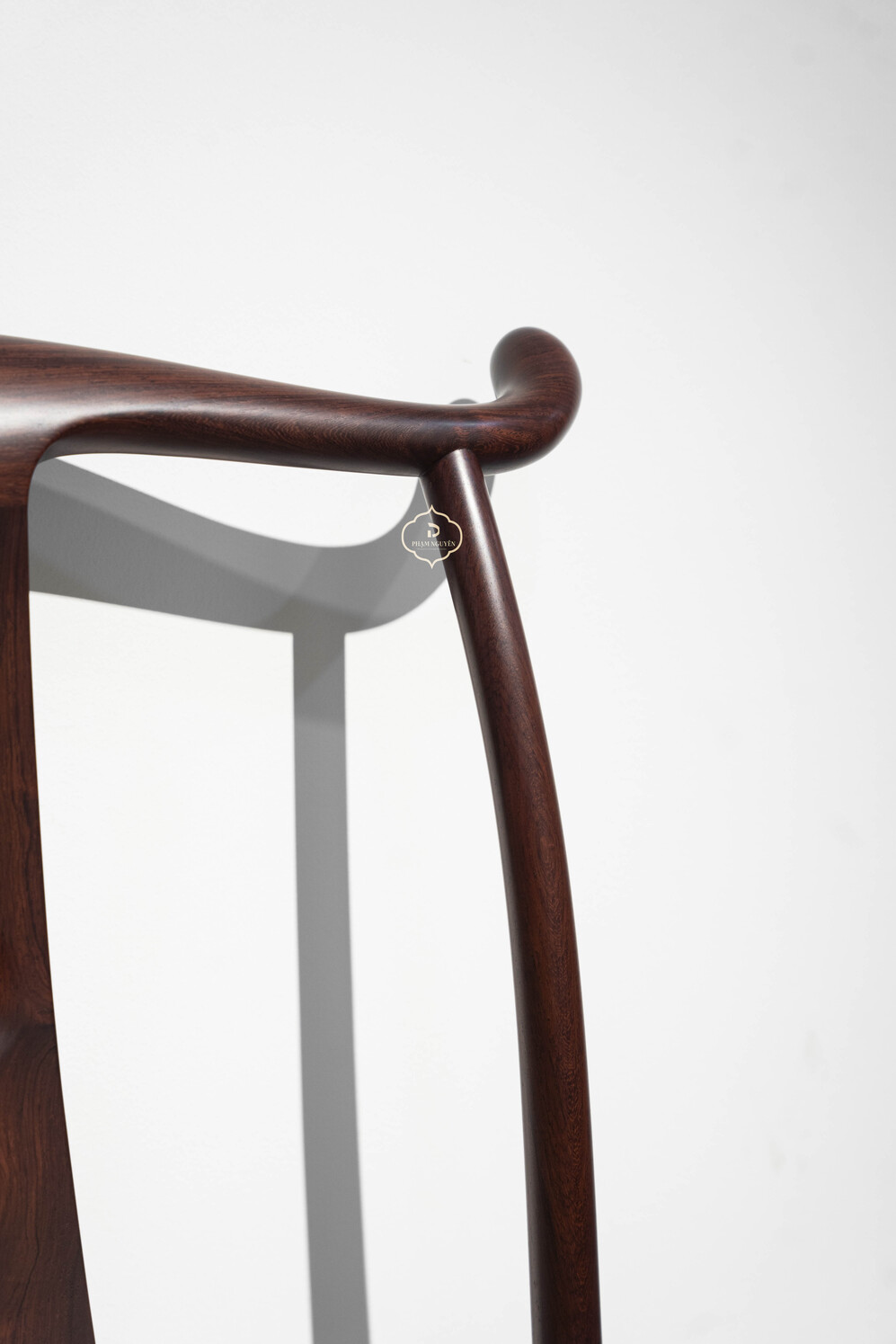 Ghế Chủ gỗ Cẩm mặt mây