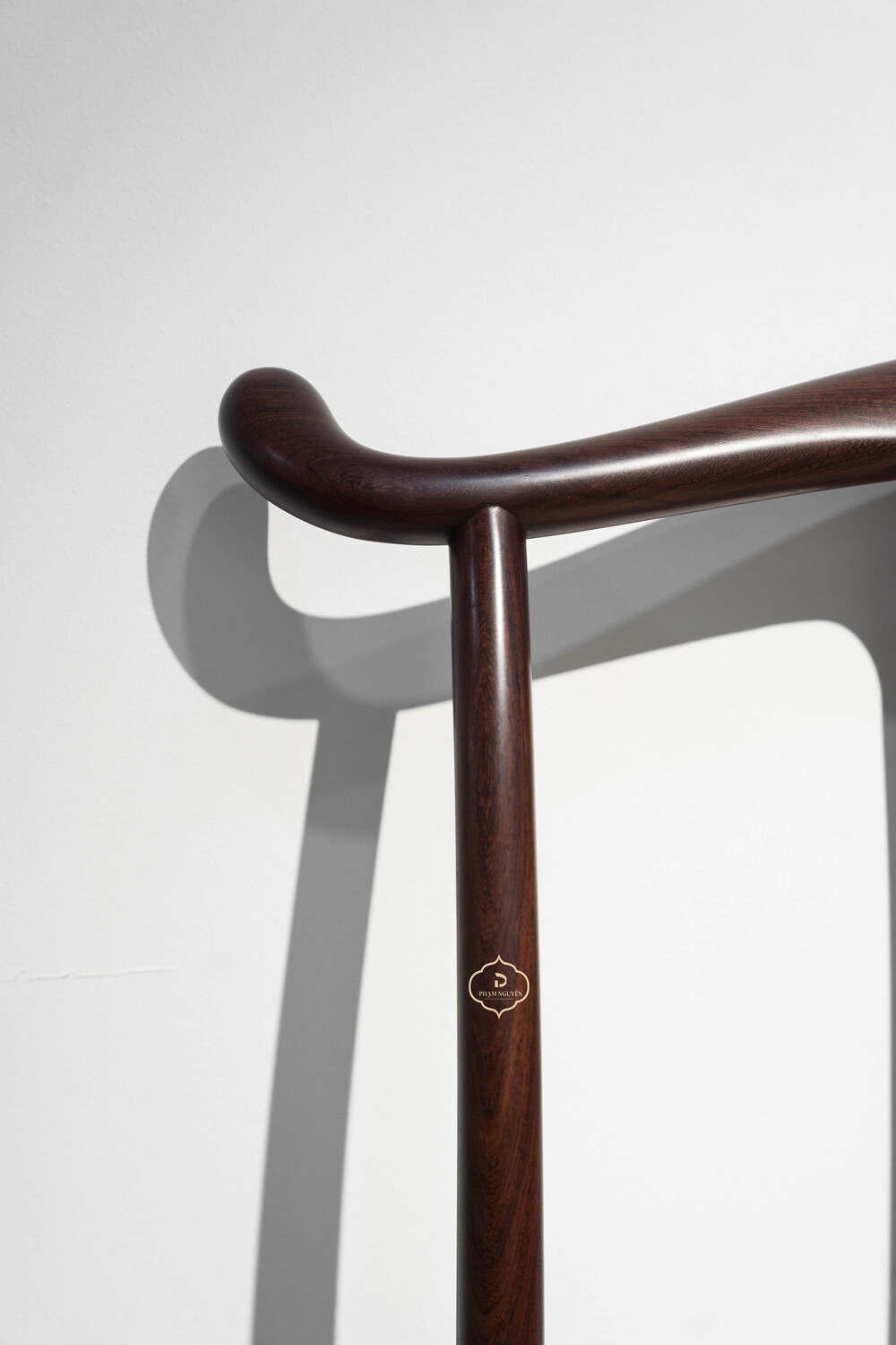 Ghế Chủ gỗ Cẩm mặt mây