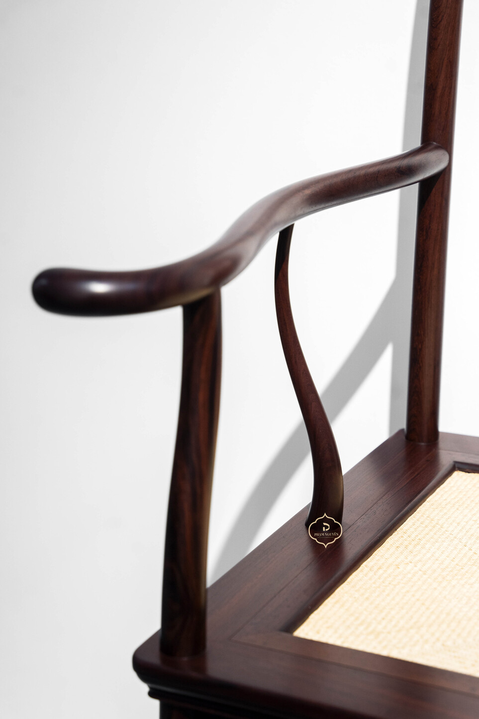 Ghế Chủ gỗ Cẩm mặt mây