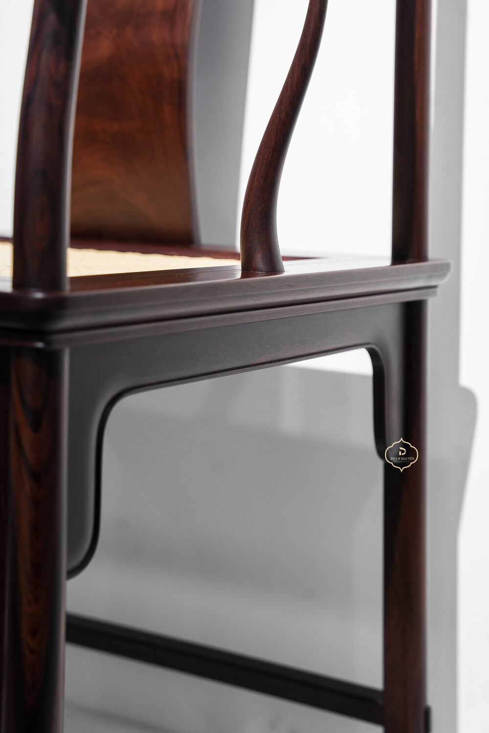 Ghế Chủ gỗ Cẩm mặt mây