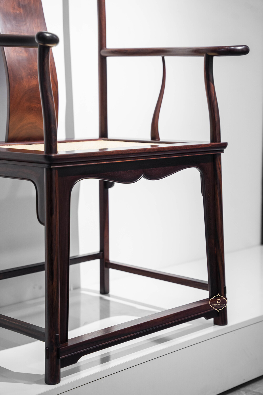 Ghế Chủ gỗ Cẩm mặt mây