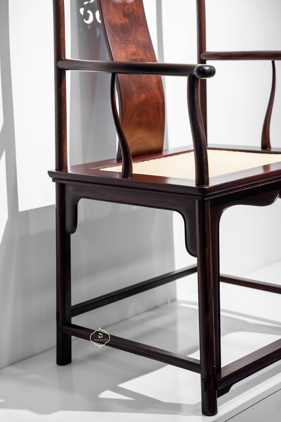 Ghế Chủ gỗ Cẩm mặt mây