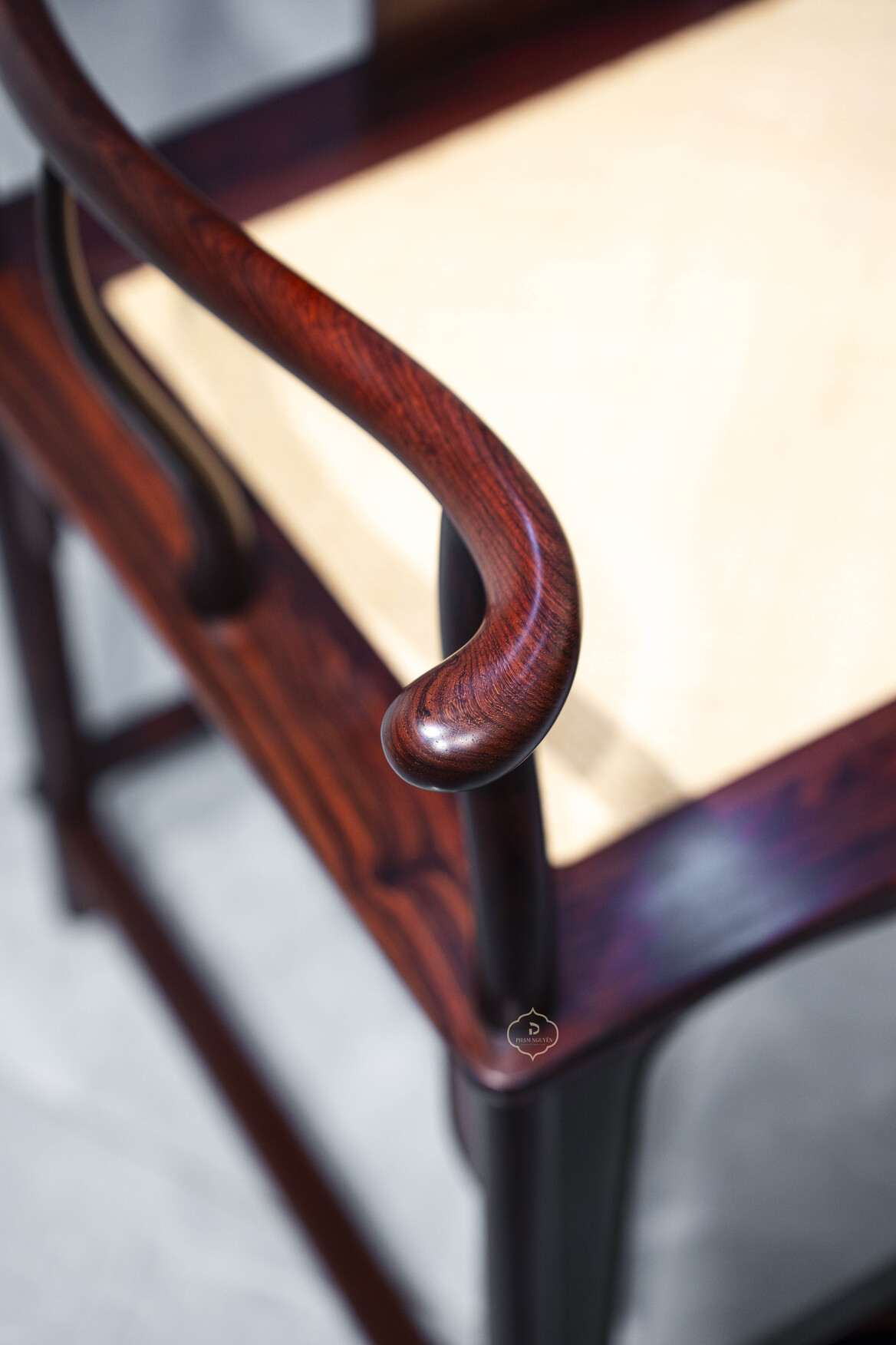 Ghế Chủ gỗ Cẩm mặt mây