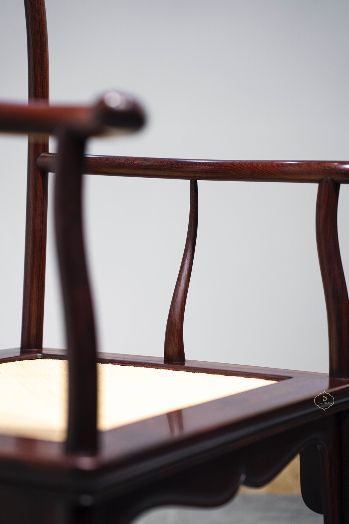 Ghế Chủ gỗ Cẩm mặt mây