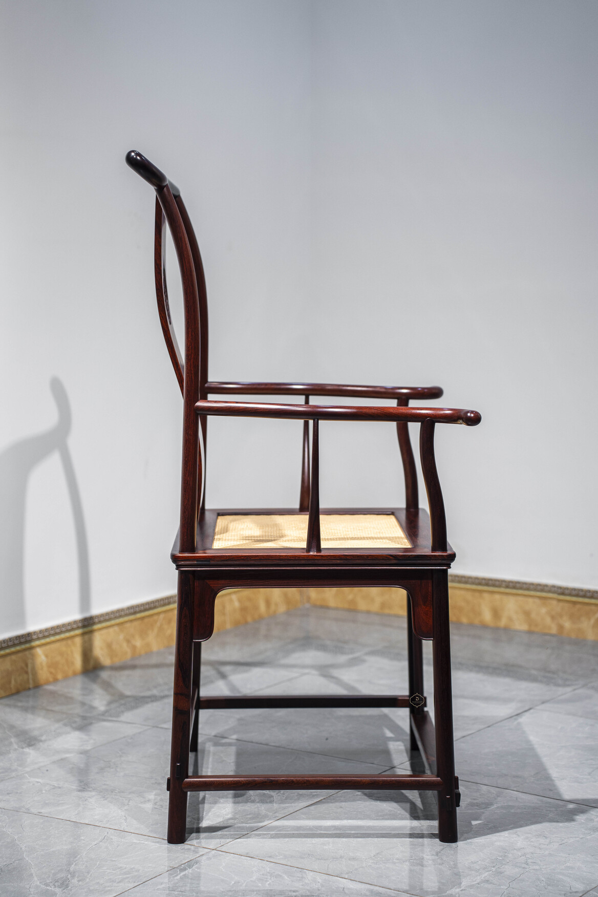 Ghế Chủ gỗ Cẩm mặt mây