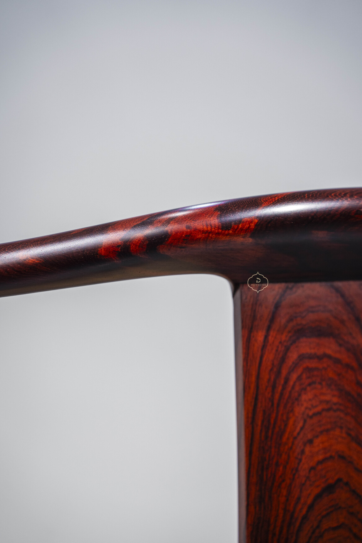 Ghế Chủ gỗ Cẩm mặt mây